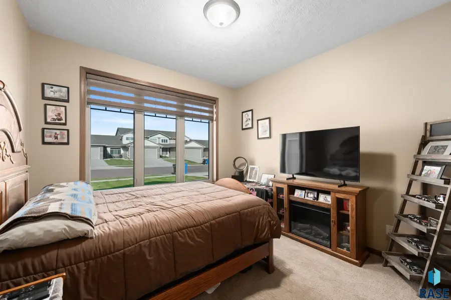 2500 S Kinderhook Ave, Sioux Falls, SD 57106 - #2
