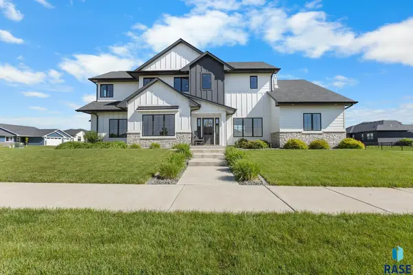 202 Central Cir, Harrisburg, SD 57032