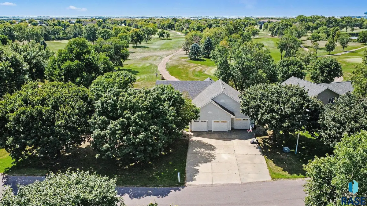 901 Par Tee Dr, Hartford, SD 57033 - #1