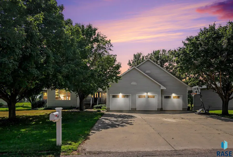 901 Par Tee Dr, Hartford, SD 57033 - #2