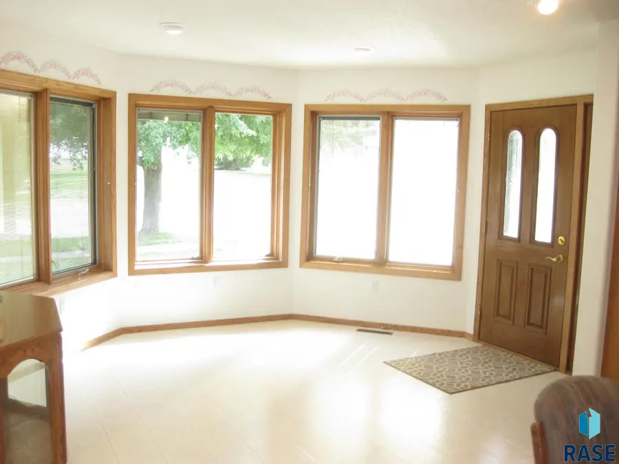 504 E 11th St, Dell Rapids, SD 57022 - #2