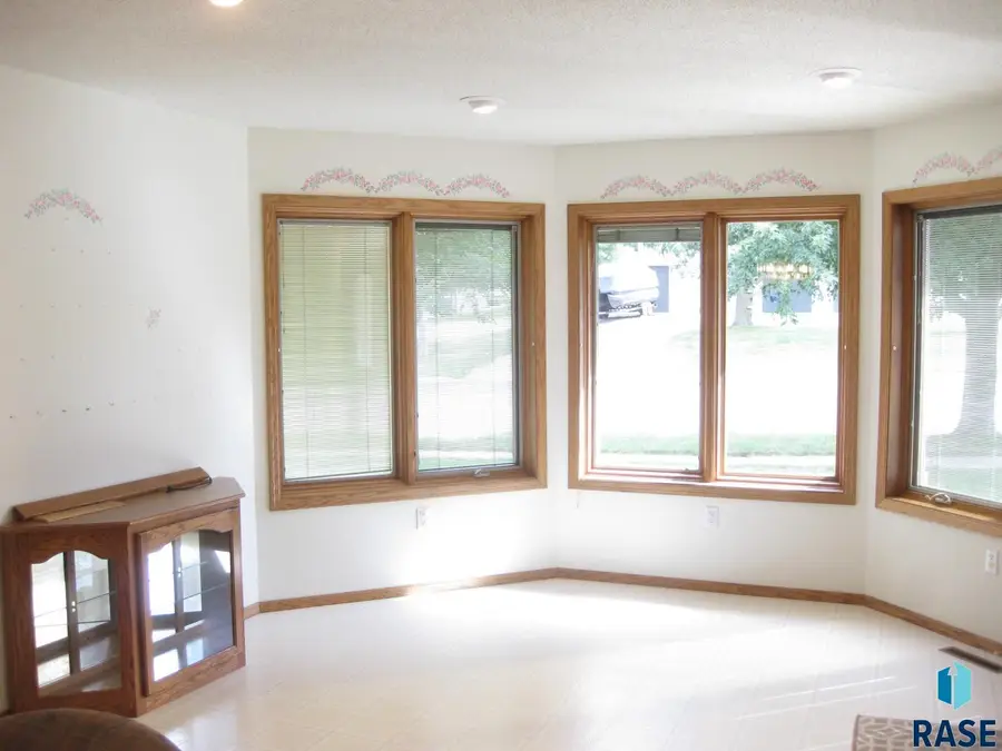 504 E 11th St, Dell Rapids, SD 57022 - #3