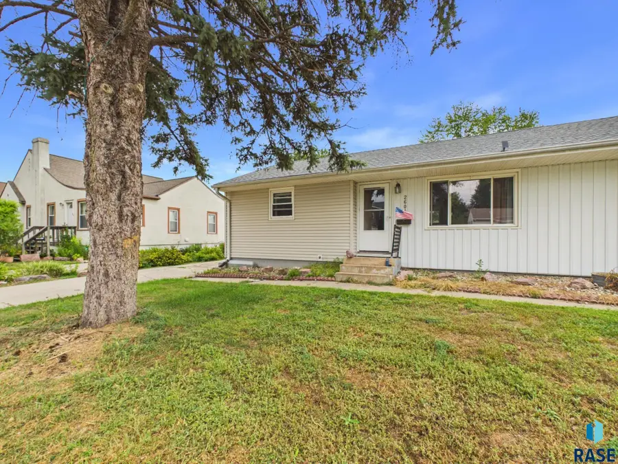 2604 Norton Ave, Sioux Falls, SD 57105 - #2