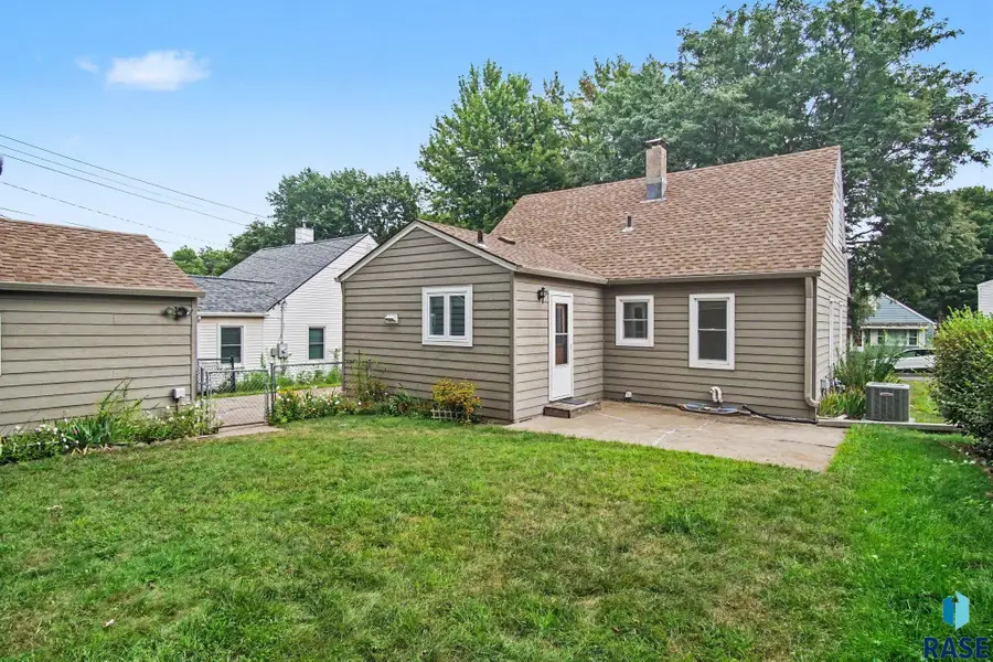 1709 S Wayland Ave, Sioux Falls, SD 57105 - #3