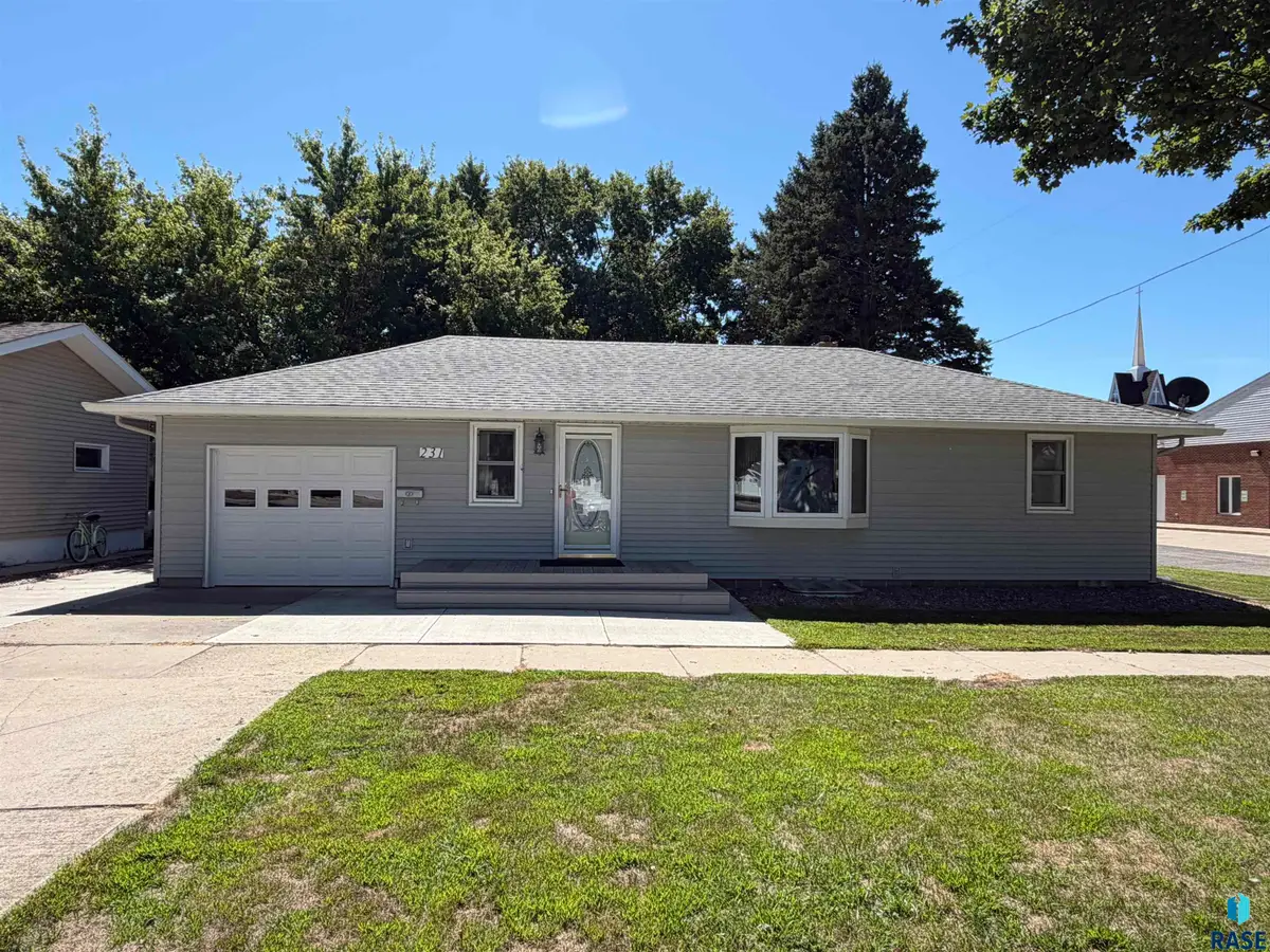 231 E Elizabeth St, Edgerton, MN 56128 - #1