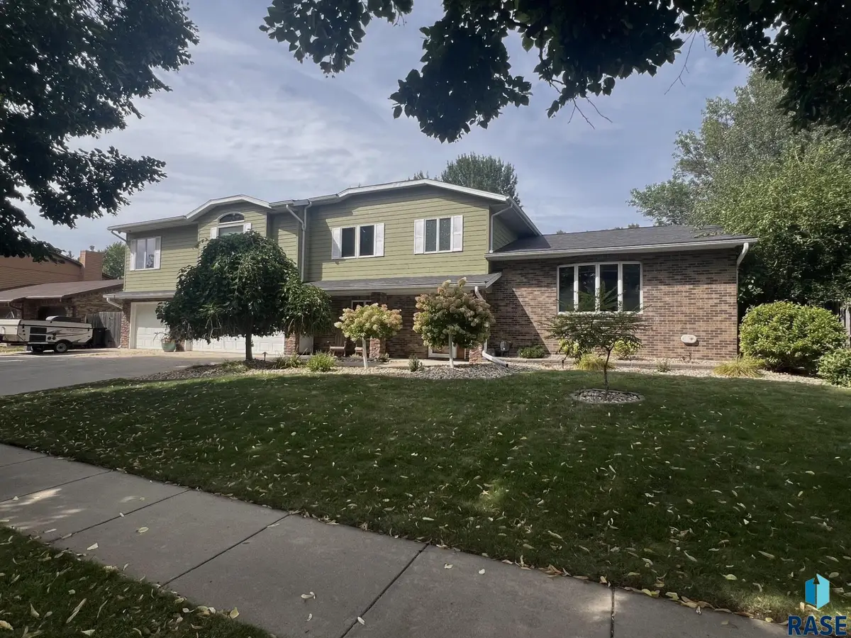 708 E Alder Ln, Sioux Falls, SD 57105 - #1