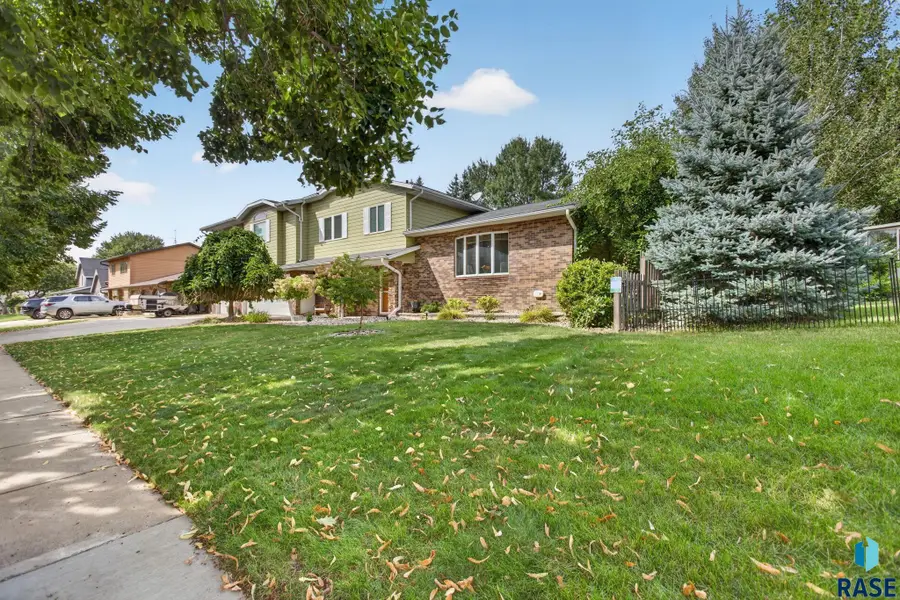 708 E Alder Ln, Sioux Falls, SD 57105 - #2