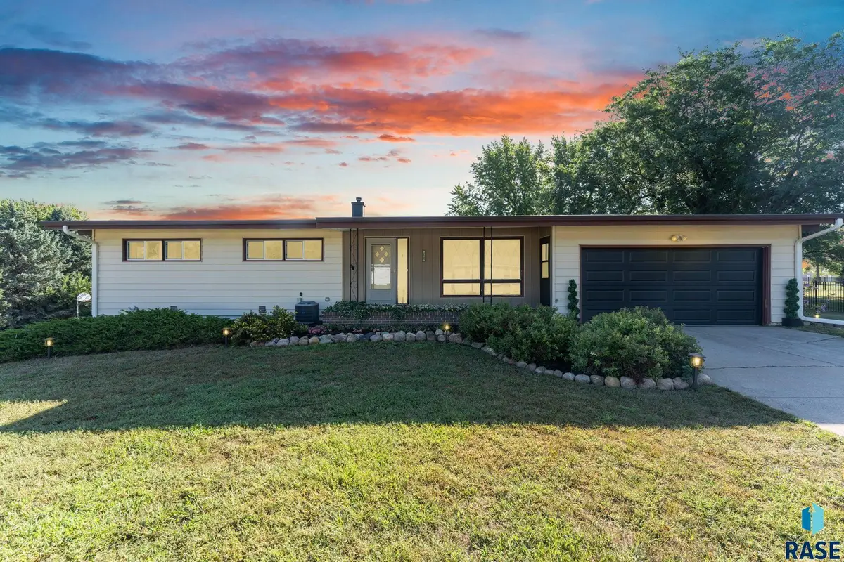 202 S Detroit Ave, Sioux Falls, SD 57110 - #1