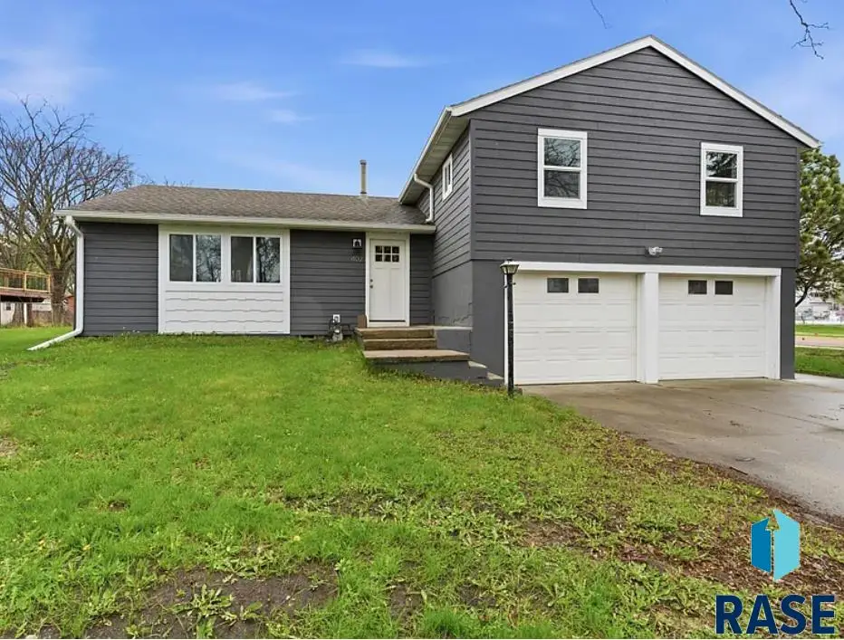 402 E 4th St, Hartford, SD 57033 - #1