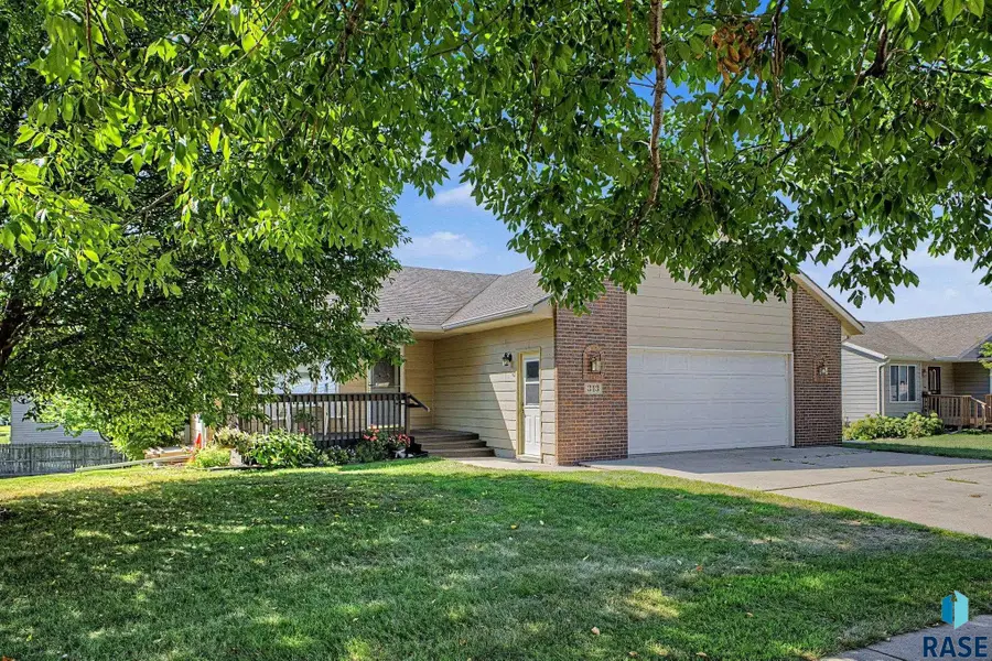 313 W 8th St, Dell Rapids, SD 57022 - #2