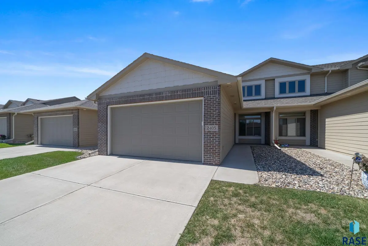 2405 S Kinderhook Ave, Sioux Falls, SD 57106 - #1