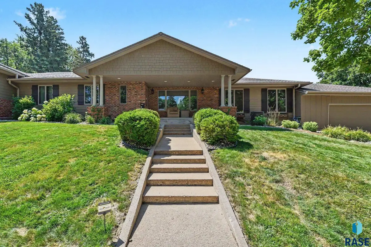 301 E 32nd St, Sioux Falls, SD 57105 - #1