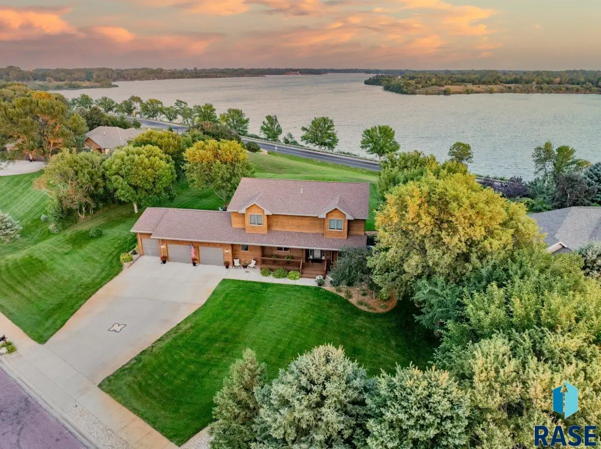 2817 Dailey Dr, Mitchell, SD 57301 - #1