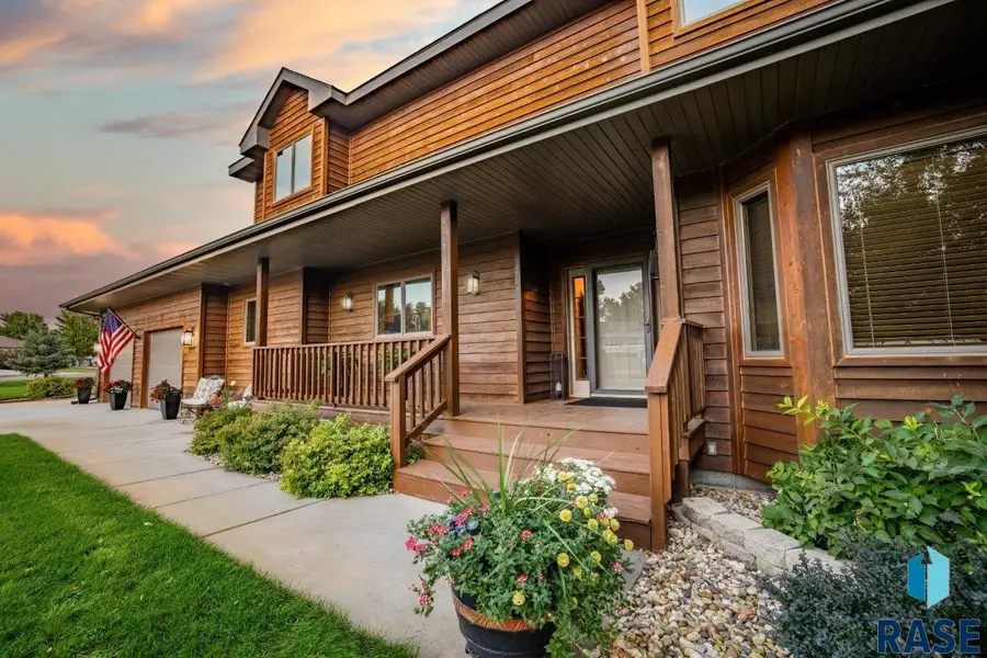 2817 Dailey Dr, Mitchell, SD 57301 - #2