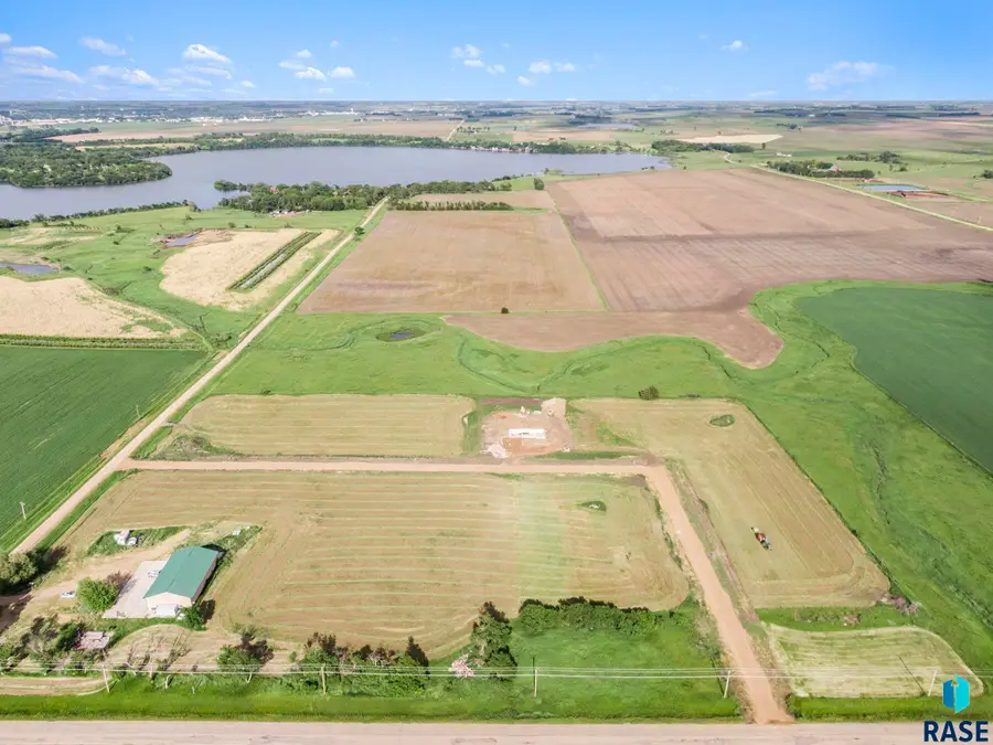 2122 Harvest Creek Ln, Madison, SD 57042 - #3