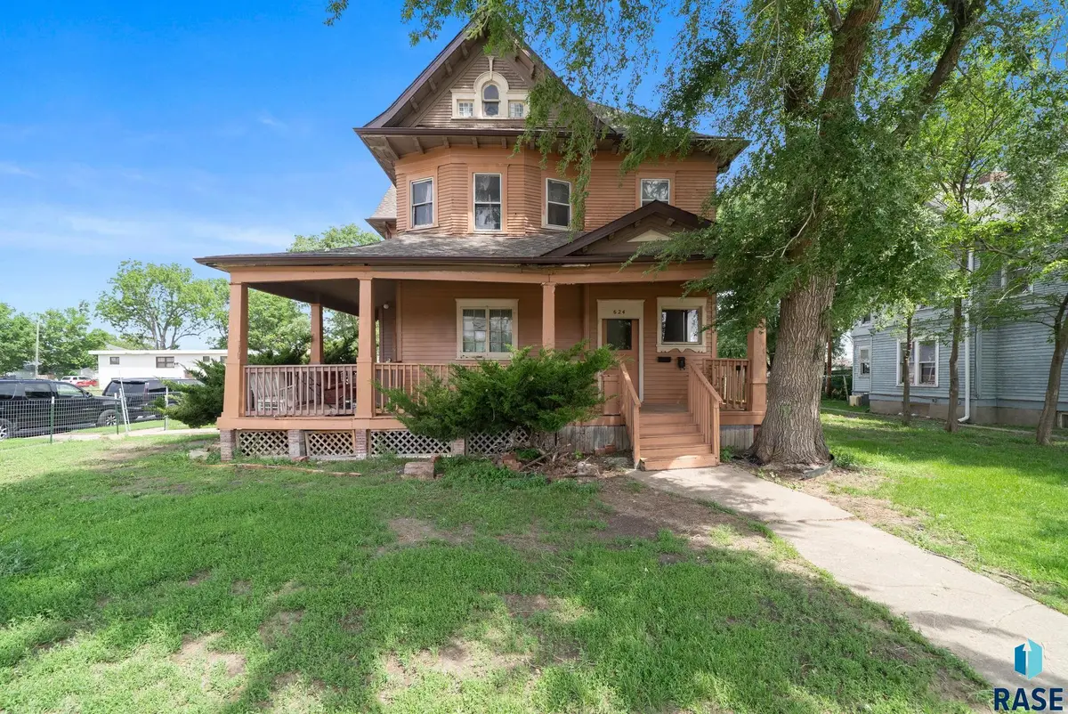 624 W 11th St, Sioux Falls, SD 57104 - #1