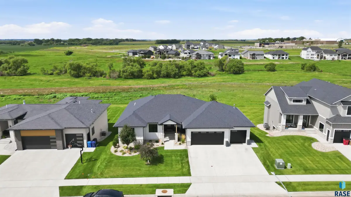 5503 W Colonial Ct, Sioux Falls, SD 57107 - #1