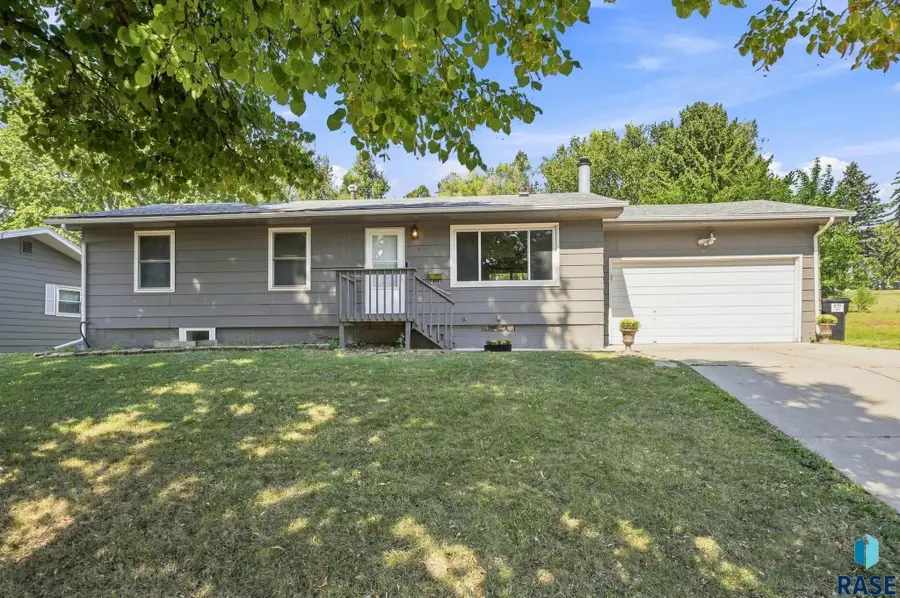 817 S Foster Ave, Sioux Falls, SD 57103 - #2
