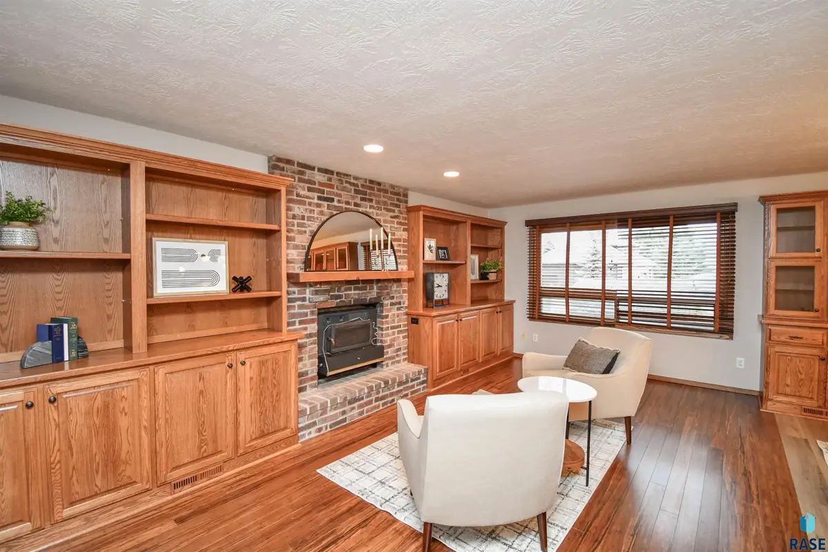 3305 E 33rd St, Sioux Falls, SD 57103 - #1