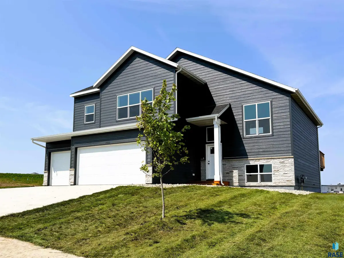 2609 S Copper Creek Ave, Sioux Falls, SD 57110 - #1