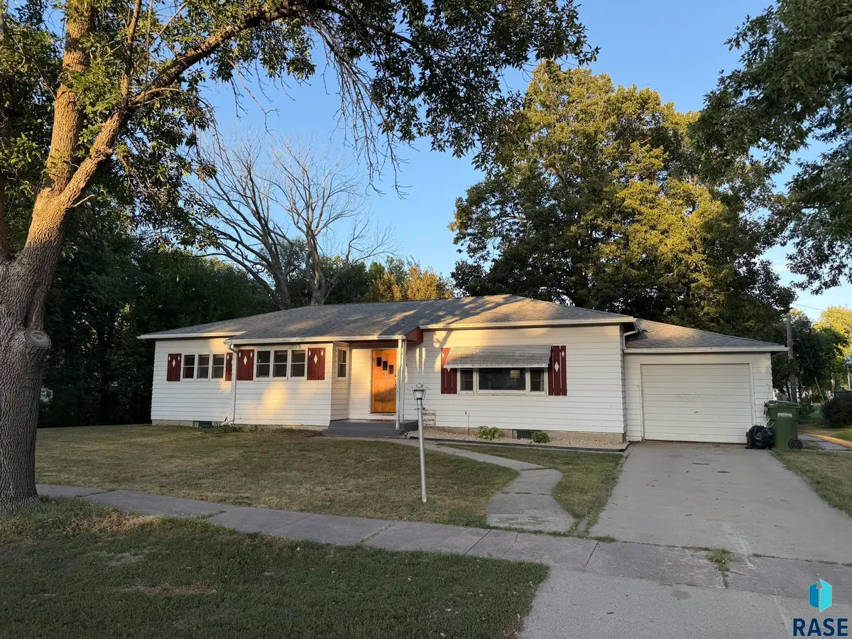 428 S Walnut St, Freeman, SD 57029 - #1