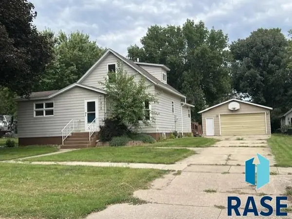 212 E College Ave, Howard, SD 57349