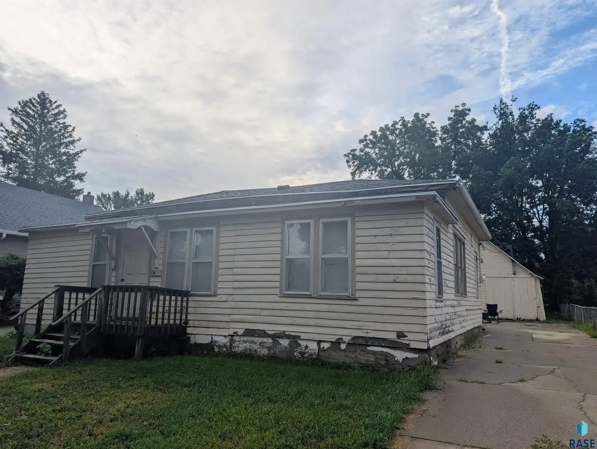 1311 E 5th St, Sioux Falls, SD 57103 - #1