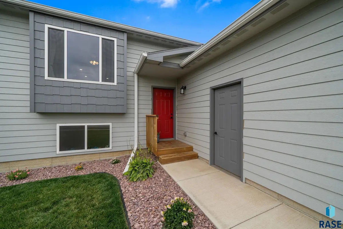 3225 N Yukon Ave, Sioux Falls, SD 57107 - #1