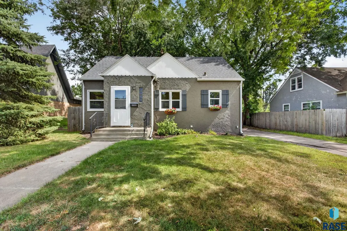 2500 S Jefferson Ave, Sioux Falls, SD 57105 - #1