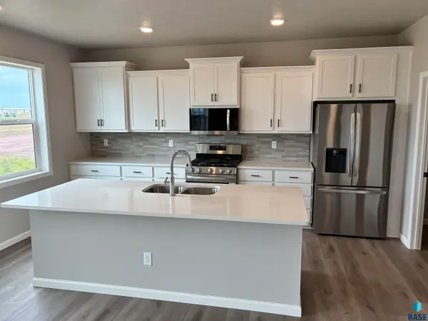 5628 E Ashwood Cir, Sioux Falls, SD 57108
