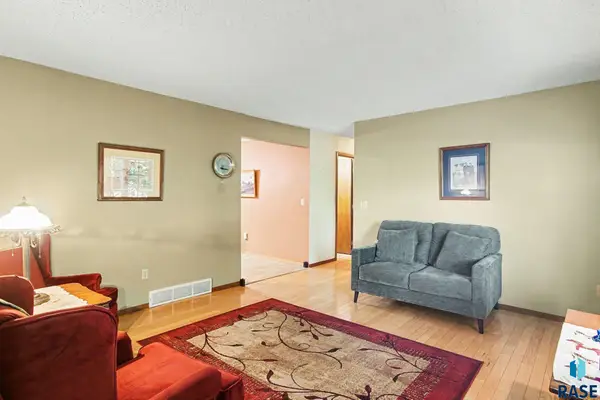 812 N Olive Ave, Madison, SD 57042