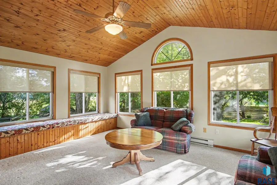 812 N Olive Ave, Madison, SD 57042 - #3