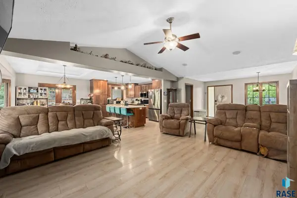 807 E Walnut St, Harrisburg, SD 57032