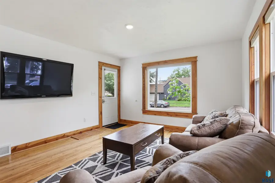 401 W 29th St, Sioux Falls, SD 57105 - #2