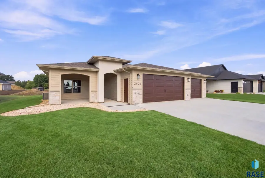 2405 S Red Oak Ave, Sioux Falls, SD 57110 - #2