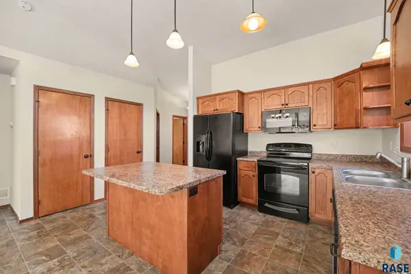 5303 W Sourwood Pl, Sioux Falls, SD 57107