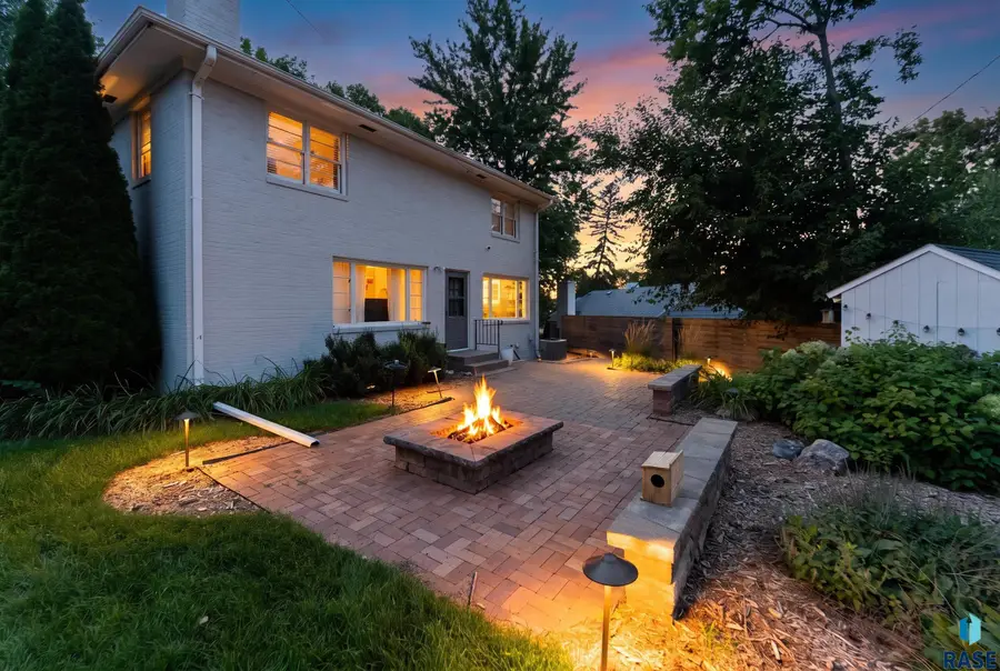 1210 S Jefferson Ave, Sioux Falls, SD 57105 - #2