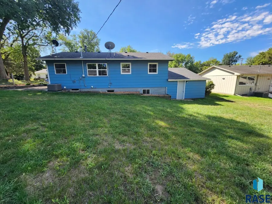 706 E 10th St, Dell Rapids, SD 57022 - #3