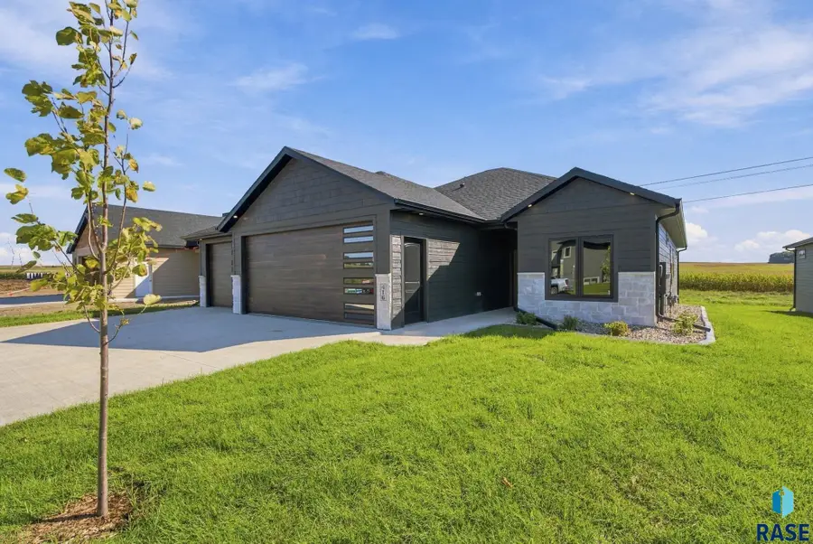 416 N Almond Ave, Brandon, SD 57005 - #3