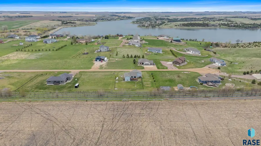 26164 Reed Ct, Canistota, SD 57012 - #2