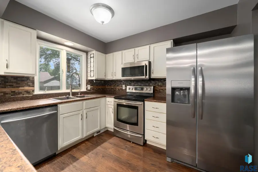 204 N Maple St, Viborg, SD 57070 - #3