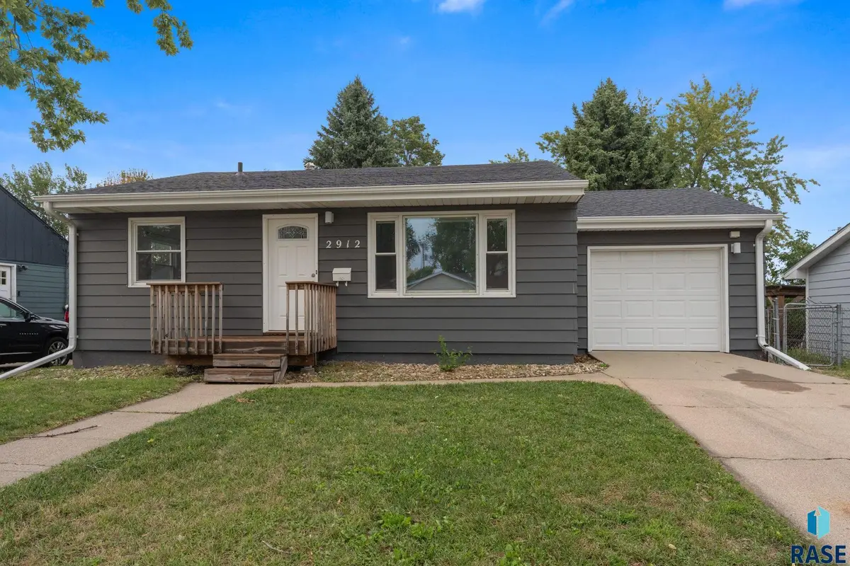 2912 E Sioux St, Sioux Falls, SD 57103 - #1