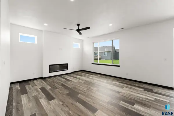 260 Lydia Ct, Harrisburg, SD 57032