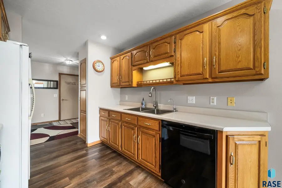 511 Almar St, Luverne, MN 56156 - #3