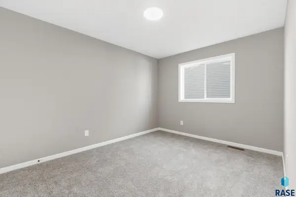 231 Thelma Ave, Harrisburg, SD 57032