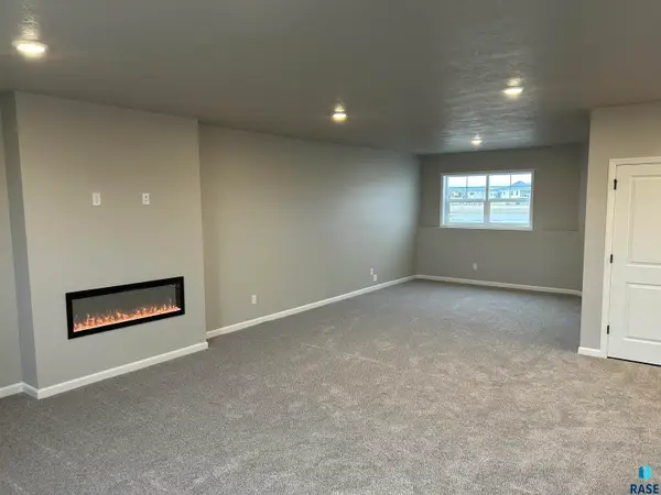 901 Estate St, Harrisburg, SD 57032