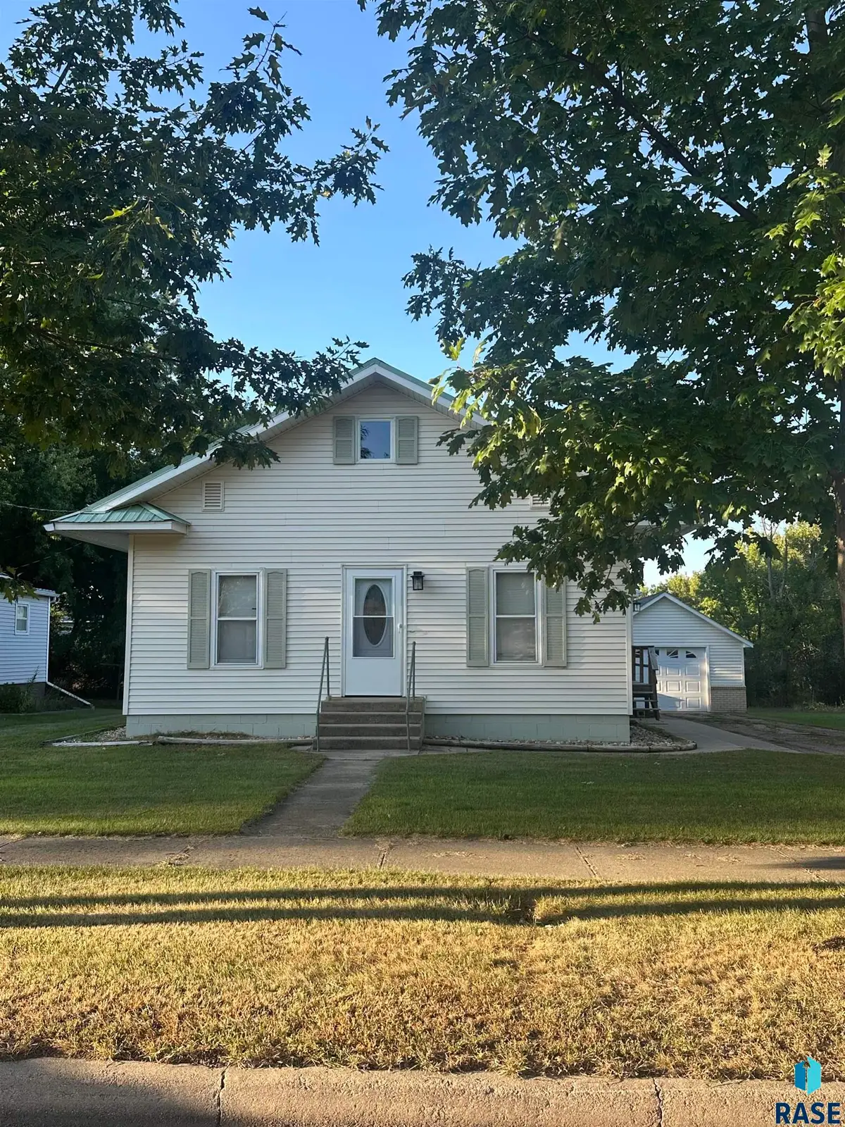 214 E Park Ave, Howard, SD 57349 - #1