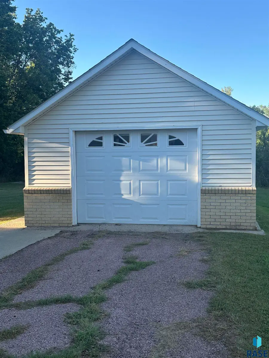 214 E Park Ave, Howard, SD 57349 - #3