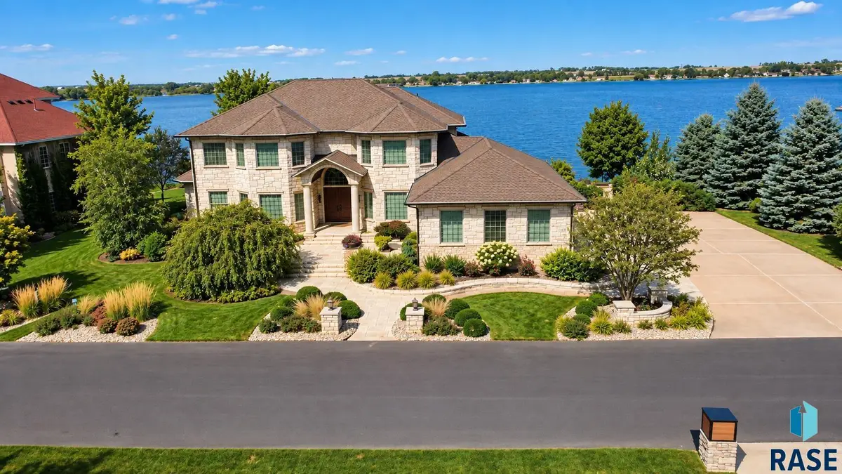 118 Woodland Dr, Madison, SD 57042 - #1