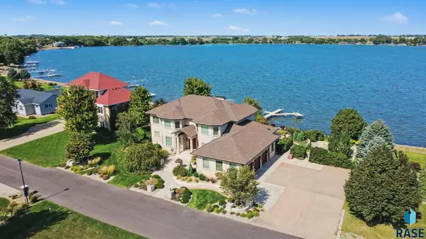 118 Woodland Dr, Madison, SD 57042